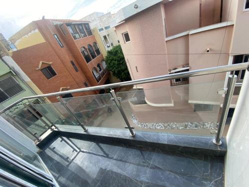 Un balcón con barandilla de cristal en un edificio. en Prestige, en Dakar