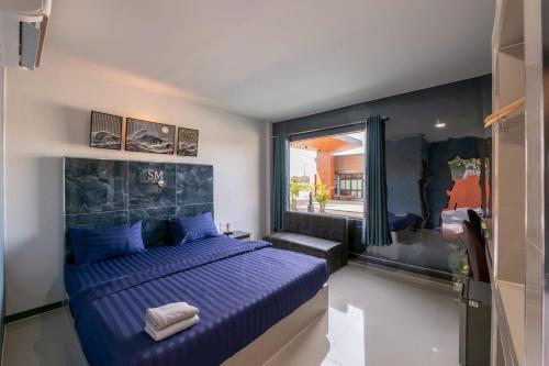 a bedroom with a blue bed and a window at Thailand Laos Border Superior Room in Ban Na Ko