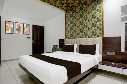 un dormitorio con una cama grande en una habitación en Super Hotel O Nana Chiloda Near Airport Formerly Green Valley, en Ahmedabad