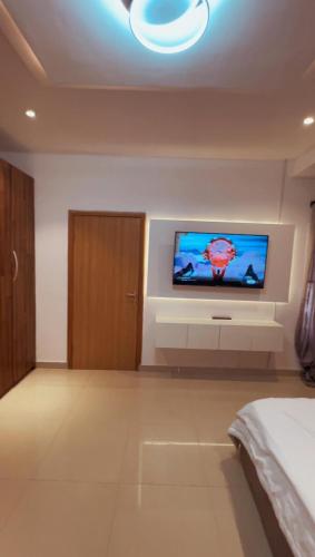 Μια τηλεόραση ή/και κέντρο ψυχαγωγίας στο Swanky Spaces