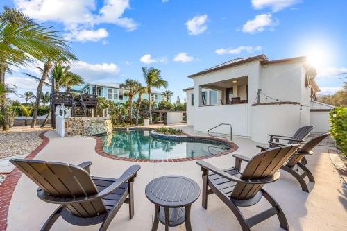 Бассейн в The Heartland - 5BR Oceanfront Home w Pool или поблизости