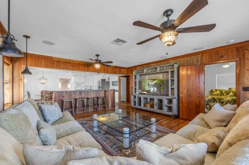 Гостиная зона в The Heartland - 5BR Oceanfront Home w Pool