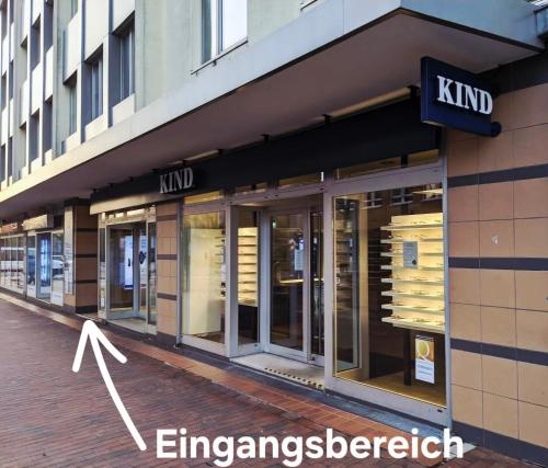 Un frente de tienda de un edificio con ventanas de vidrio. en Jmr, en Uelzen