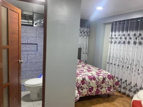 VICTORIA HOUSE - Huancayo - Hualhuas في Hualhuas: حمام بسرير ومرحاض