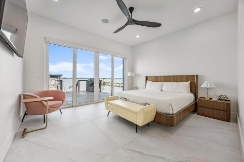 Postel nebo postele na pokoji v ubytování 2-Story Indian Riverfront Oasis Dock & Views