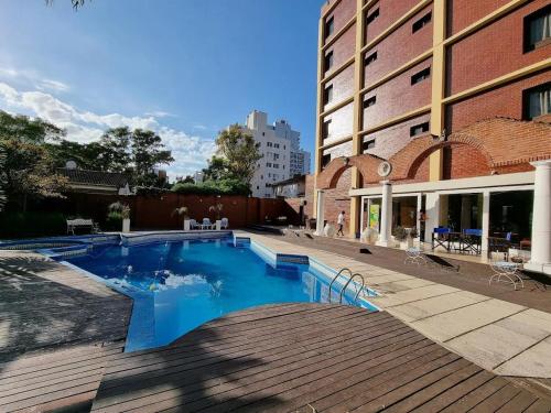 una piscina frente a un edificio en NOVA Hotel Pinamar, en Pinamar