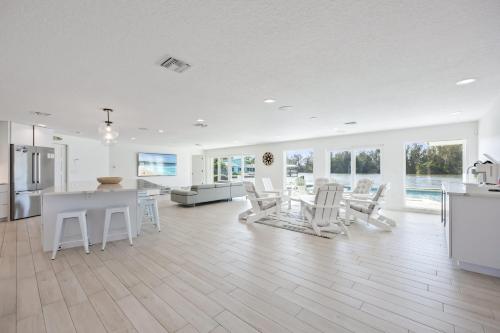 Фотография из галереи Luxury Beachside 4BR 3BA Waterfront Home в городе Коко-Бич