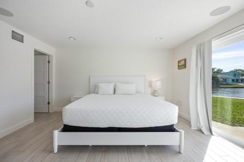 Кровать или кровати в номере Luxury Beachside 4BR 3BA Waterfront Home