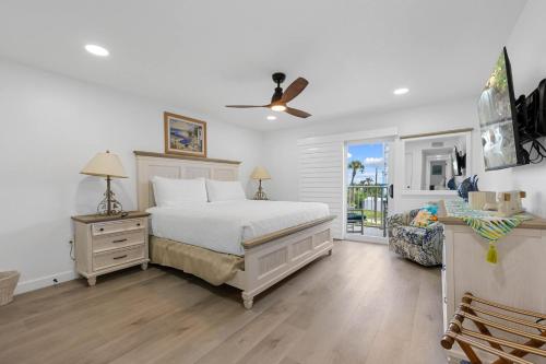 Una cama o camas en una habitación de Cocoa Beach Towers Condo-Perfect Ocean View