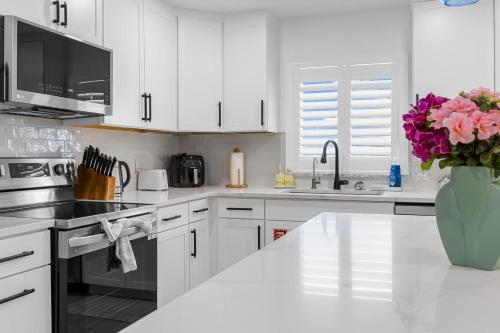 Una cocina o cocineta en Cocoa Beach Towers Condo-Perfect Ocean View