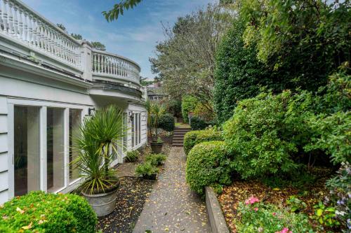un jardin de maison avec des plantes et des arbres dans l'établissement Pacific Way Villa, à Gearhart
