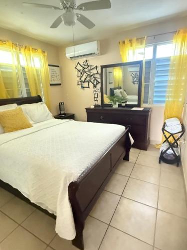 Ένα ή περισσότερα κρεβάτια σε δωμάτιο στο Punta Santiago Pool Vacation