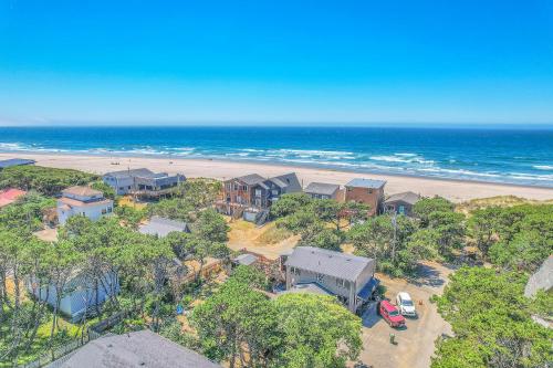 een luchtzicht op een huis en het strand bij Fantasia in Cloverdale