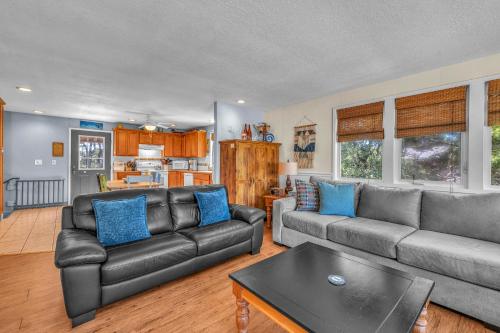 een woonkamer met een bank en een tafel bij Fantasia in Cloverdale