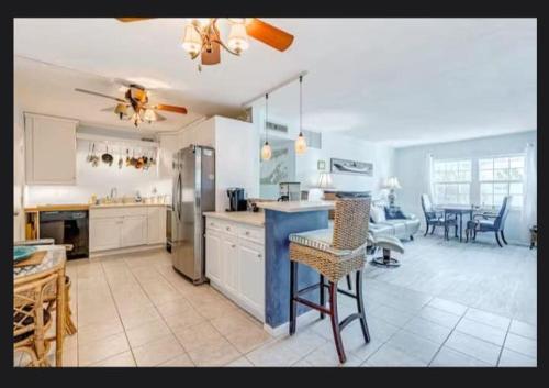 una grande cucina con tavolo e sedie di Cape Canaveral Condo Steps from the Beach a Cape Canaveral