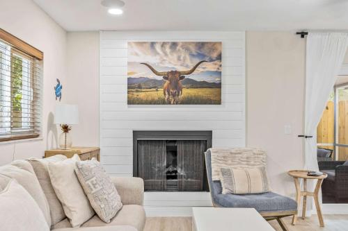 ココアビーチにあるBeach Getaway Townhome Walk to Beach & Downtownの暖炉と雄牛の絵のあるリビングルーム