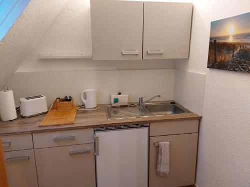 a small kitchen with a sink and a counter top at Apartmentzimmer KEINE MONTEURE in Rheine