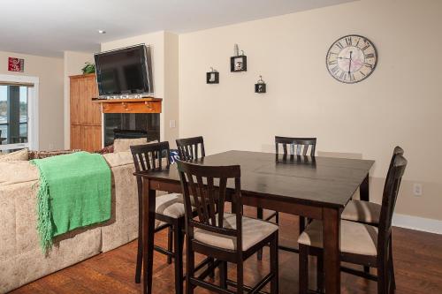 新港Michaels Beach Place at Shoreline Ridge的带桌子和沙发的餐厅