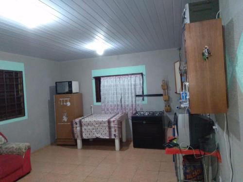 un soggiorno con un tavolo e una finestra di Casa na praia a Arroio do Silva