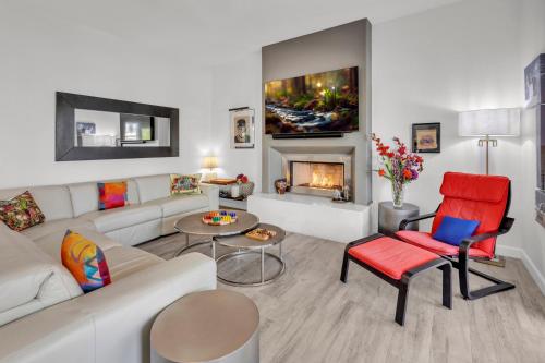 un soggiorno con divano e camino di Modern, Upgraded, Resort-Style a Chandler