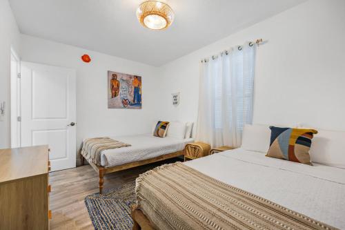 Кровать или кровати в номере Blue Surf Bungalow 3 BD 2BA-At Slater Way Beach