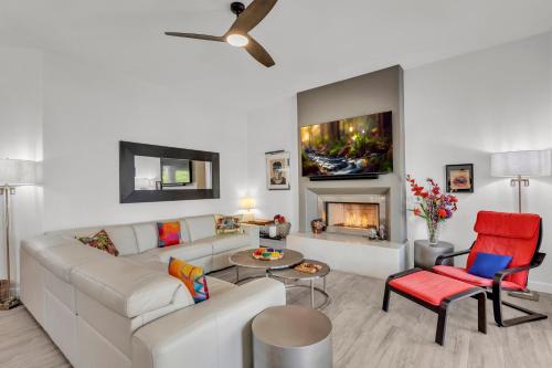 un soggiorno con un divano bianco e un camino di Modern, Upgraded, Resort-Style a Chandler