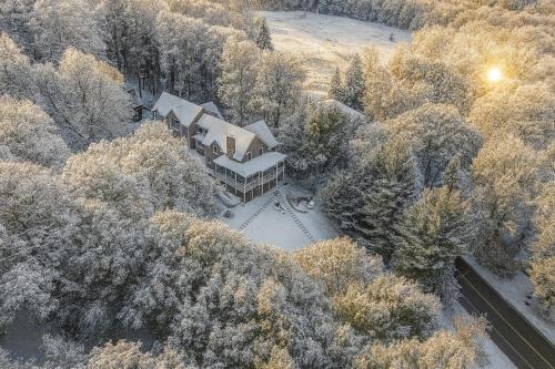 eine Luftaufnahme eines Hauses im Wald in der Unterkunft Escapade bien-être, en Estrie in Shefford