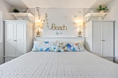 Кровать или кровати в номере Tortuga Del Mar- 2 Bedroom Beachfront Condo with Pool