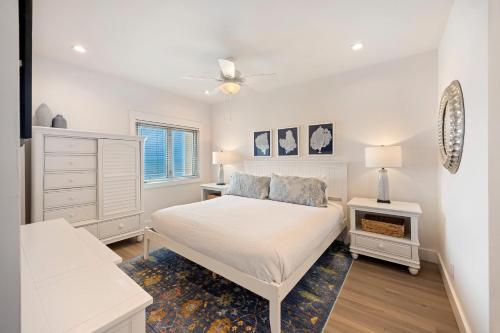 1 dormitorio blanco con 1 cama y vestidor en WS5127: 5127 Windswept, en Kiawah Island