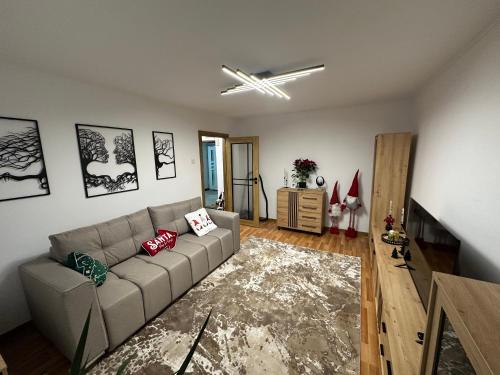 ein Wohnzimmer mit einer Couch und einem Deckenventilator in der Unterkunft Apartament Central Ilie Balaci 15 in Craiova