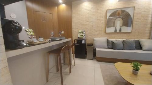 una sala de estar con un sofá y una mesa en Flat JK Luxo, en Ribeirão Preto