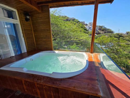 una vasca idromassaggio posta sul tetto di una casa di Cabañas Annapurna - jacuzzi privado con espectacular vista a Taganga