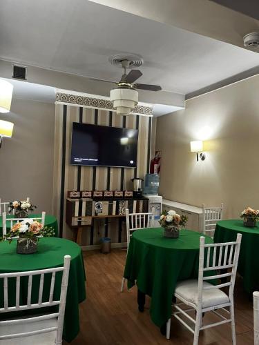 TV a/nebo společenská místnost v ubytování Hotel Nuevo Suizo