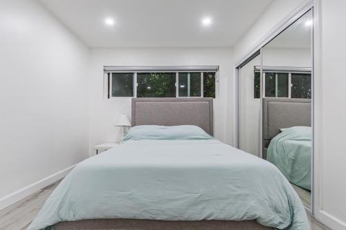 En eller flere senge i et værelse på Large Luxury Beach Condo in Best Location in Santa Monica 2 BDR