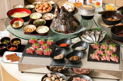 成田成田捷得威大飯店的桌子上摆满了各种食物