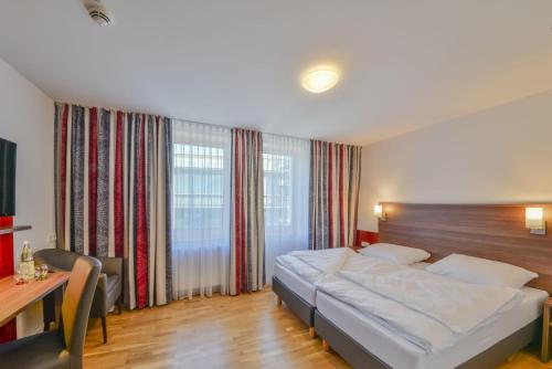 Postel nebo postele na pokoji v ubytování City Hotel Wetzlar