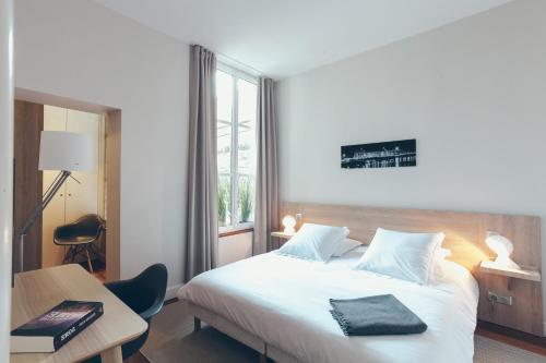 Кровать или кровати в номере Appartement T4 cours de l'intendance