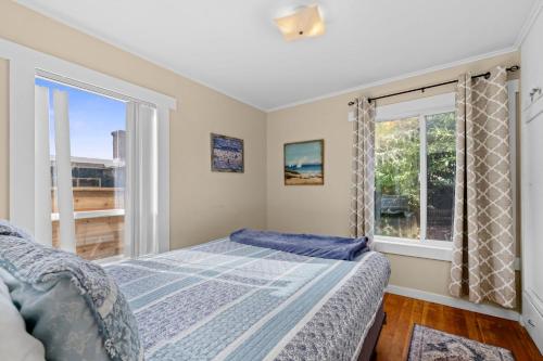 Ένα ή περισσότερα κρεβάτια σε δωμάτιο στο Vintage Beach Cottage