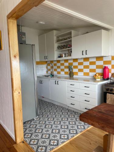 Kuchyň nebo kuchyňský kout v ubytování Acogedora Casa en Ancud Central Linda Vista