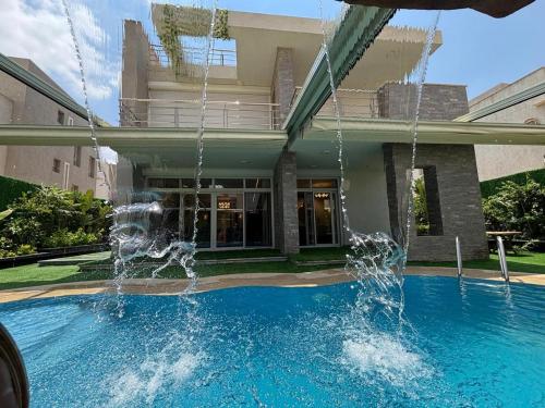 Πισίνα στο ή κοντά στο 7 BR Private Entire Smart House with Heated Pool, Waterfall, Garden