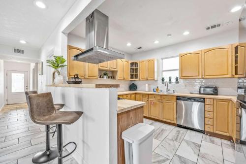 Кухня или мини-кухня в Entire Waterfront House Steps from the Beach
