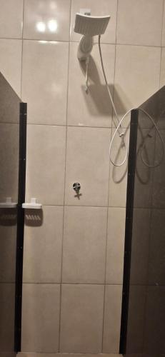 Et badeværelse på Pousada Café em Flor -Quarto com cama de solteiro