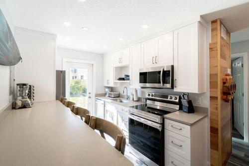 een keuken met witte kasten en een aanrechtblad bij 400 South - Unit B in Cocoa Beach