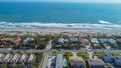 een luchtzicht op een resort met het strand bij 400 South - Unit D in Cocoa Beach