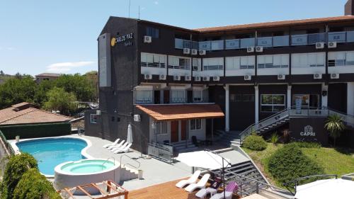 Una vista aérea de un hotel con piscina. en Capri Hotel y Cabañas, en Villa Carlos Paz