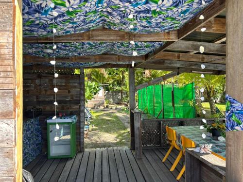 波拉波拉Bora Roots Camp的凉亭,甲板上配有桌椅