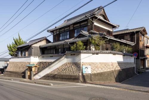 a building on the side of a street at Sadou Inn in Tamano