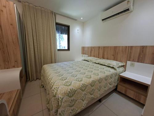 Parque das Ilhas • Resort Perto do Beach Park في Mangabeira: غرفة نوم فيها سرير ومغسلة