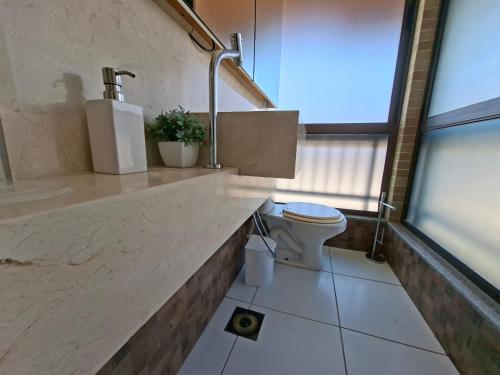 Parque das Ilhas • Resort Perto do Beach Park في Mangabeira: حمام مع حوض ومرحاض