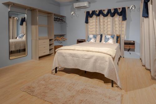 Giường trong phòng chung tại Jenna Ville Estate